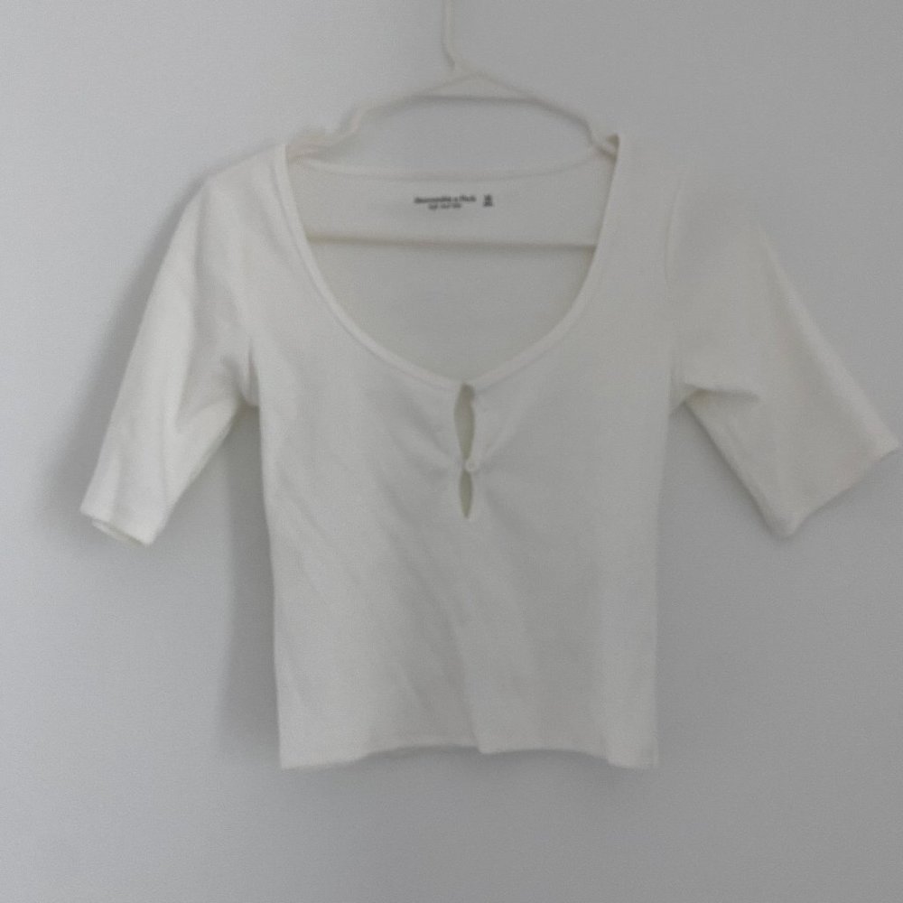 Cropped A&F white shirt